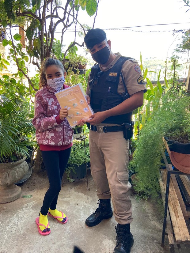 O Sargento Rodrigo Lopes da Rocha auxiliou na entrega para alunos da E. E. Professor José Mesquita de Carvalho, em Belo Horizonte. Foto: Divulgação Escola